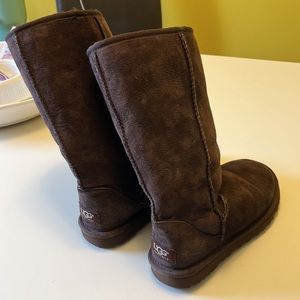UGG brown suede boots. Size 5 never worn.